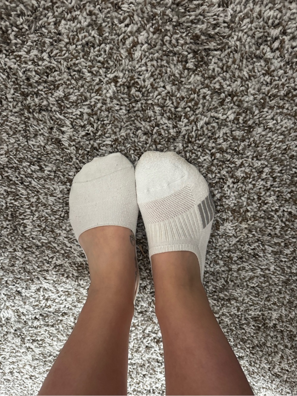Men’s no show white and grey socks